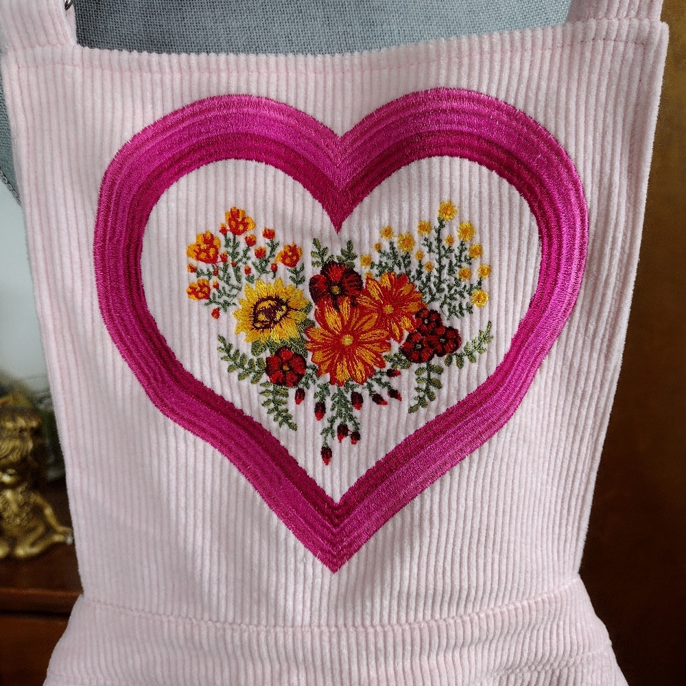 Dolls Kill Sugar Thrillz Women's Pink Corduroy Bib Shorts Heart Sz M - Picture 8 of 8